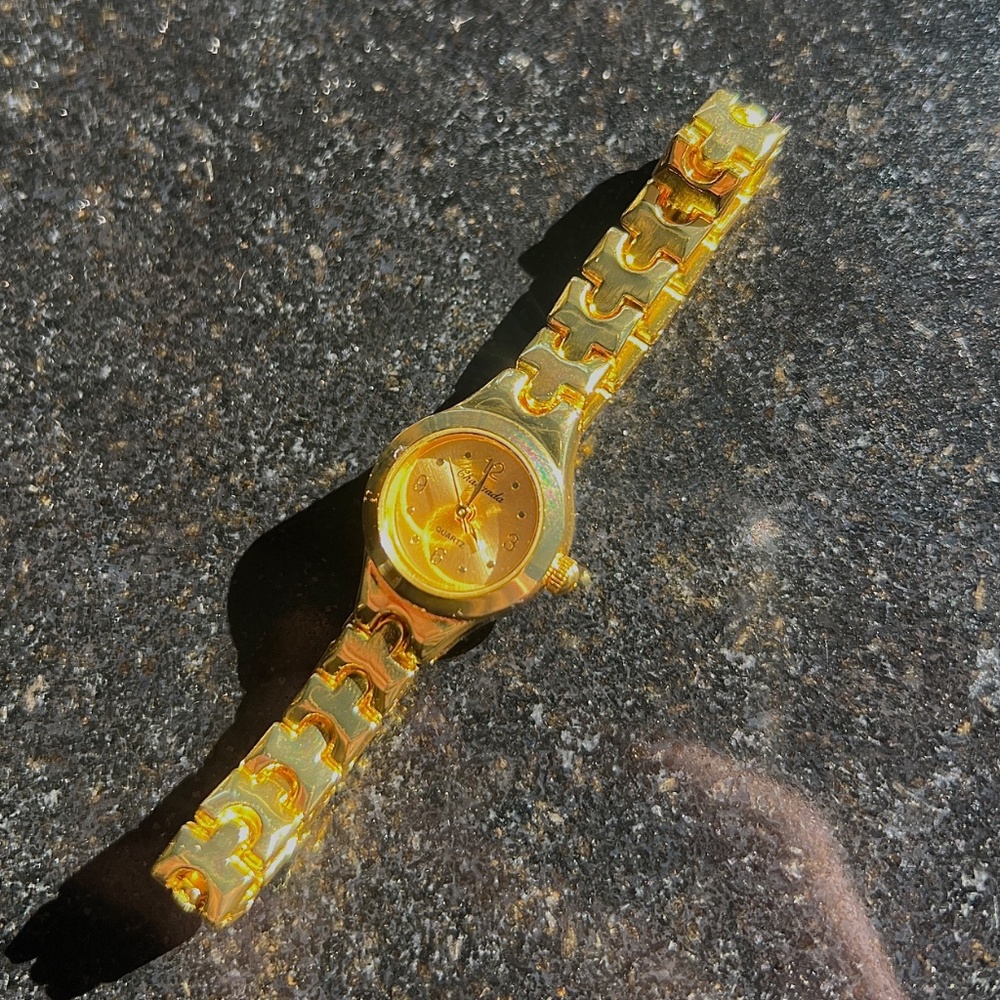 Gold Round Watch - Picture 2 of 3